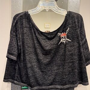 NWOT Her Universe Pirates of the Caribbean Skull Cropped Off the ShoulderTee